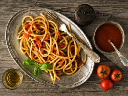 Обикновени веган спагети с доматен сос - снимка на рецептата